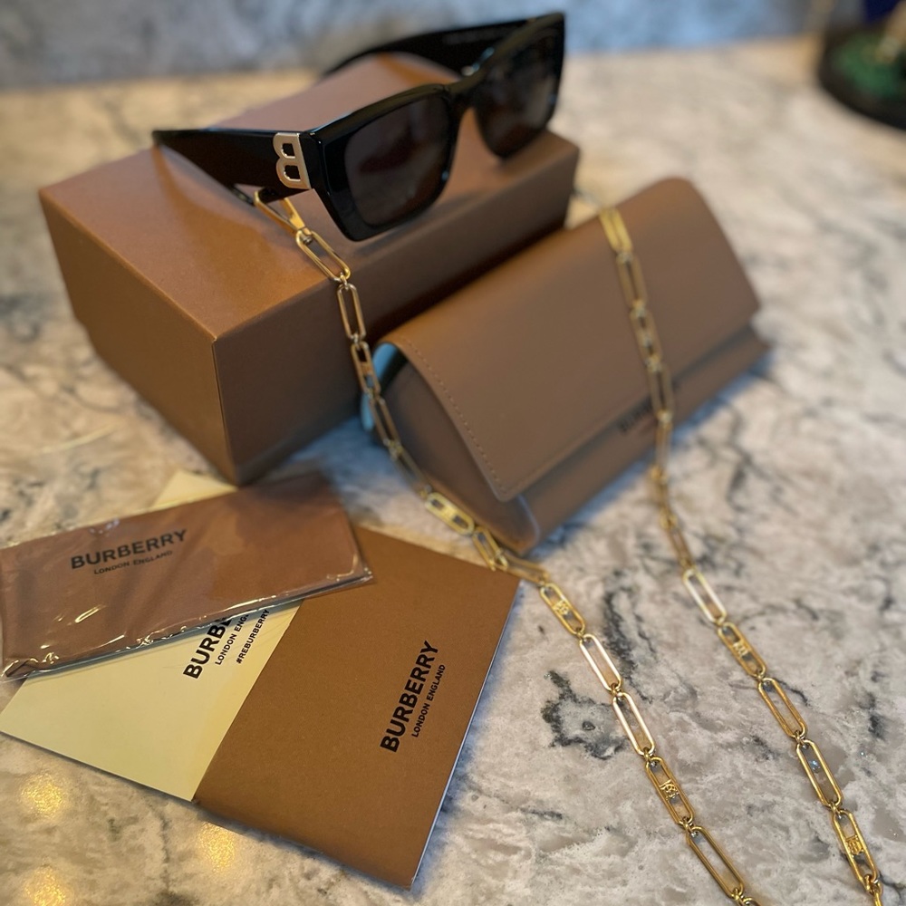 Burberry motif sunglasses w/ removable chain 2022